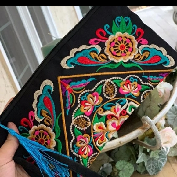 Embroidered hand purse wristlet - Picture 2 of 2